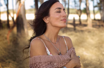 personalidades-boemias-se-aventurando-juntas_23-2149623168